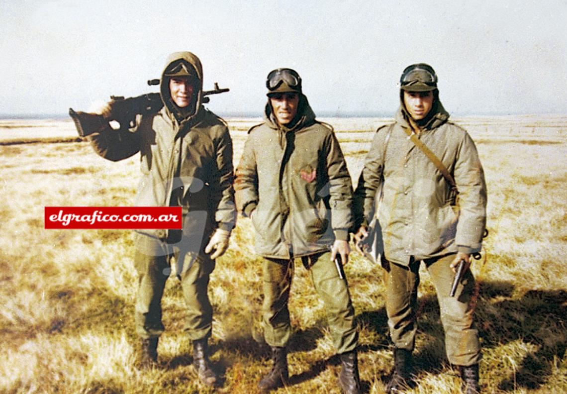 Imagen 1982: GUERRA DE MALVINAS. Omar, con una ametralladora MAG, el cabo Torrecín y Juan José Fernández. "En la conscripción, antes de la guerra, reconocí a otros jugadores. Como Revasti, arquero de San Lorenzo. Y Gustavo de Luca, de River.