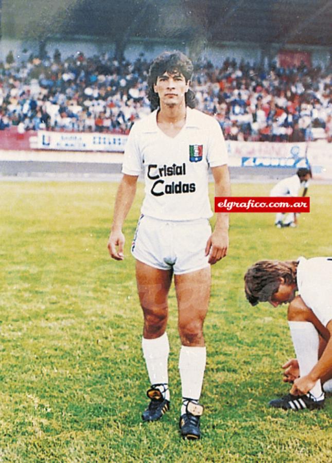 1986: Con la camiseta del Cristal Caldas. Tardivo, que dirigía las inferiores de Huracán, se fue a dirigir al club colombiano y lo llamó. Después su entrañable Bahía Blanca (Villa Mitre y Olimpo), Arsenal y San Telmo empezarían a abrirle nuevos caminos.