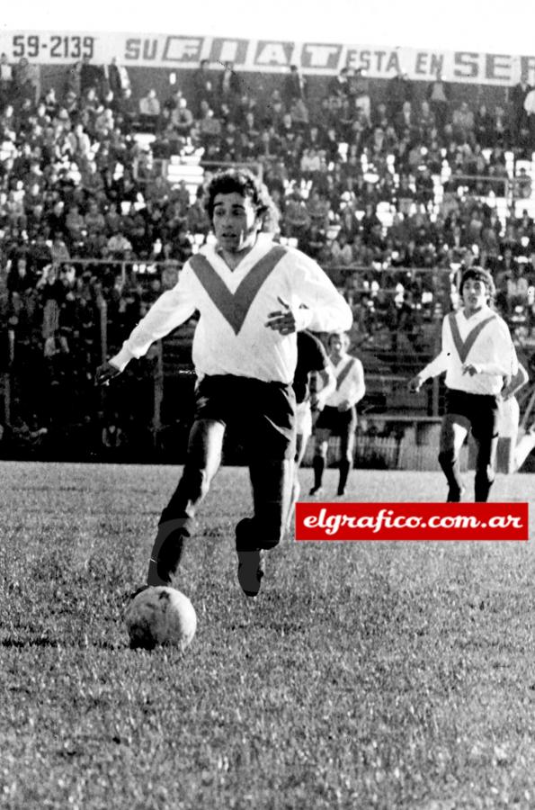 Imagen 1972. 23 de julio. El partido histórico en el que Miguel Ángel Benito convierte 3 goles en apenas tres minutos. Fue en la cancha de Ferro para la victoria de Vélez por 4 a 2 frente a Colón.