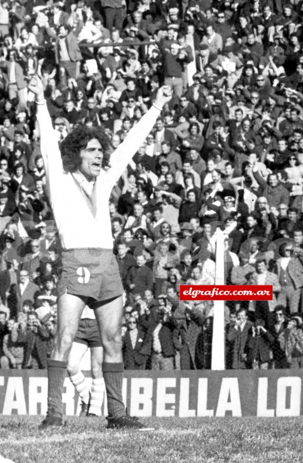 Imagen 1974. 18 de agosto. Miguel Ángel Benito festeja el gol del triunfo de Vélez ante Atlético Tucumán. Vélez sería líder de la Zona D de la Fase de Grupos del Nacional.