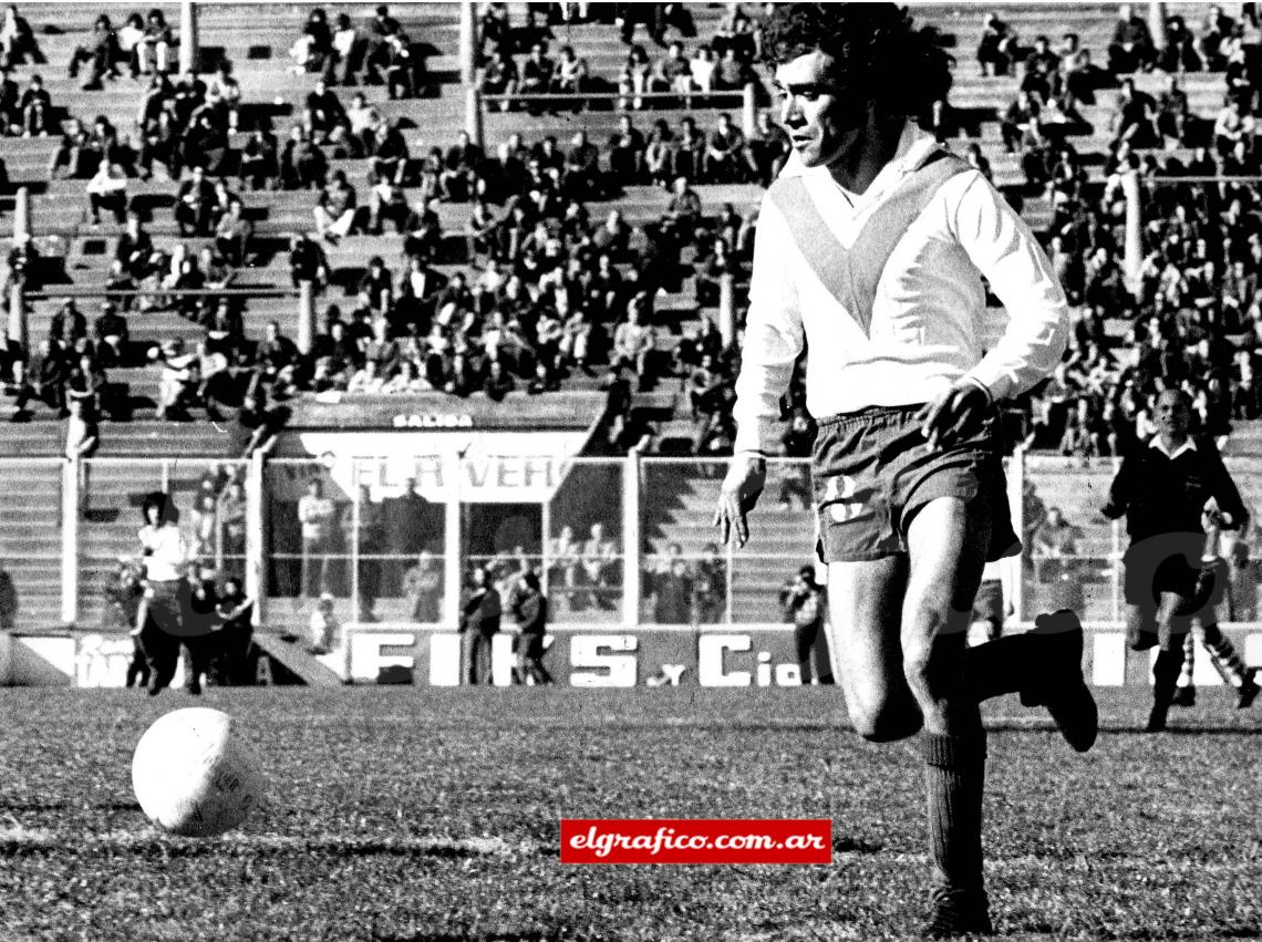 Imagen 1974. 18 de agosto. Fecha 5 del Campeonato Nacional, Vélez se impone por 1 a 0 ante Atlético Tucumán con el gol de Benito.