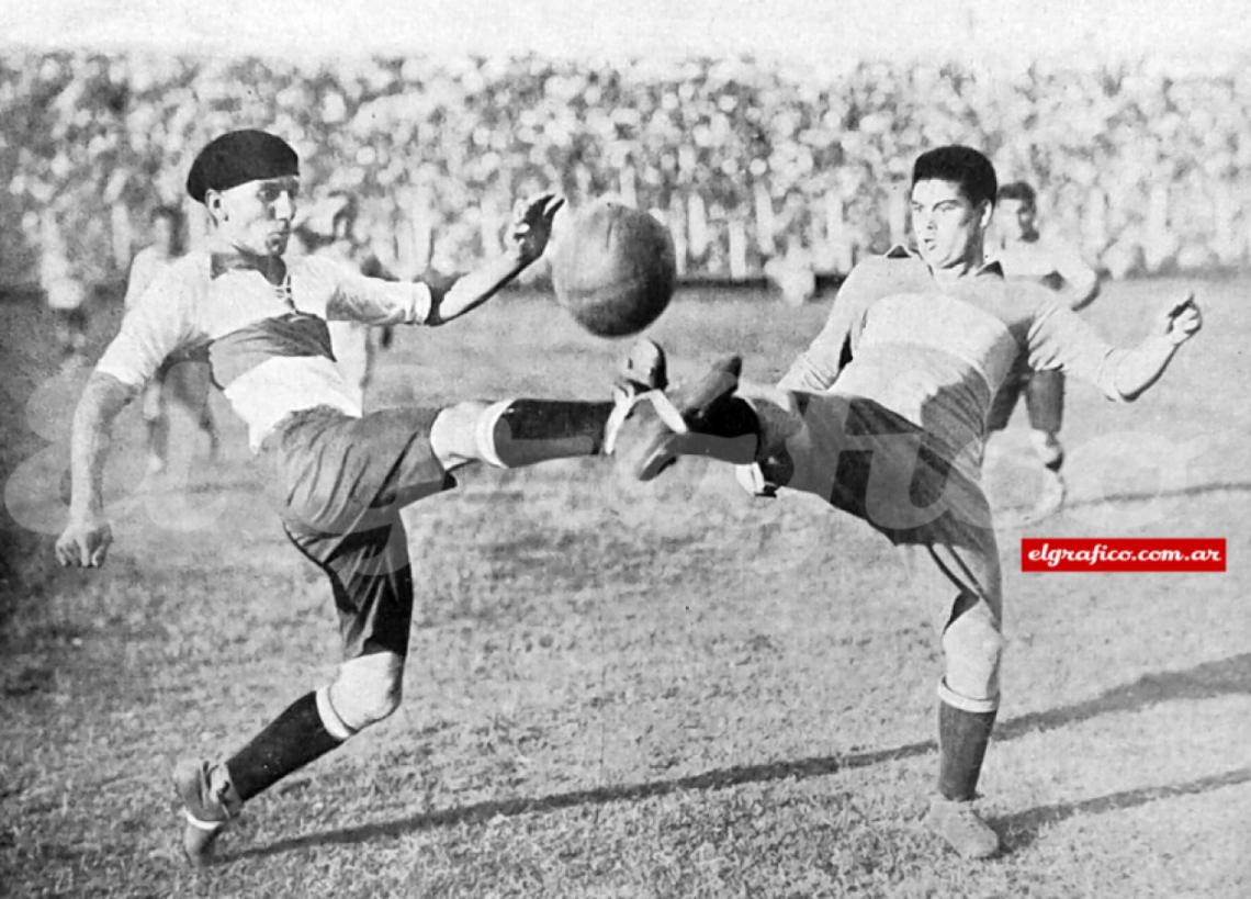 Imagen Evaristo Delovo, con boina negra, enfrentando a Cherro de Boca, en la final del campeonato de 1929, ganada por El Lobo.