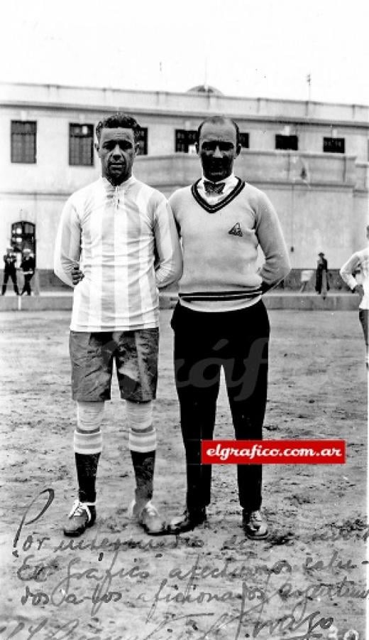 Imagen Humberto Recantini y el técnico de Argentina el español José Lago Millán, en el Sudamericano de Lima en 1927. Es una foto dedicada de puño y letra a los aficionados argentinos a través de El Gráfico.