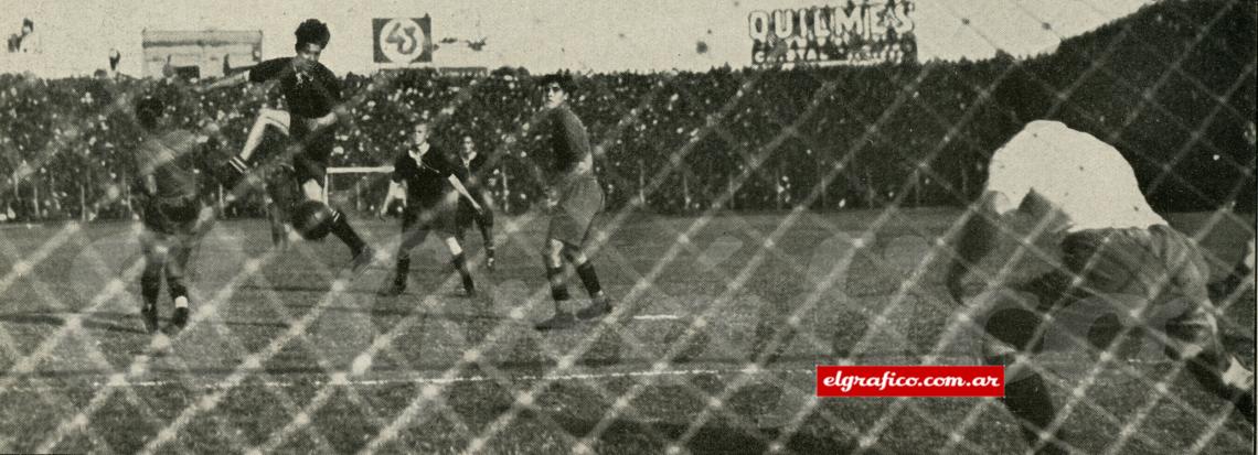 Imagen Atropellando entre Lazzatti y Bibi, el delantero rival Erico cabecea la pelota, pero sin imprimirle la fuerza necesaria, resultándole fácil a Pardies rechazarla, para lo cual va a abandonar la valla. 