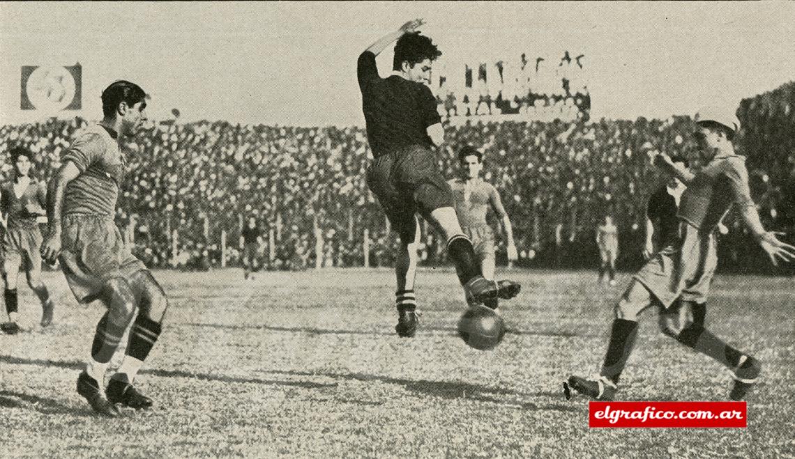 Imagen ERICO, el paraguayo que debutó como centre-forward de Independiente, salta intentando interceptar un rechazo de Martínez. 