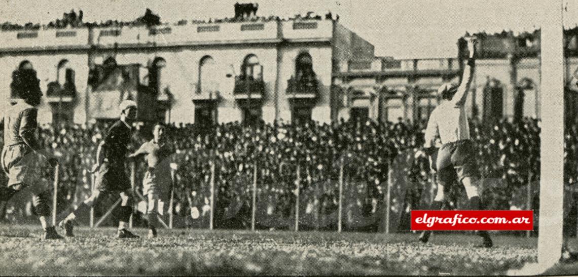 Imagen Ahora es el arco de los visitantes el que acaba de pasar por una situación difícil ante un recio shot alto de Cussatti, que rozó el travesaño. 