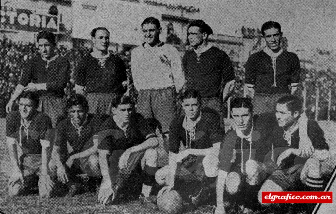 Imagen Formación de Independiente: Ferrou, Corazzo, Bello, Lecea y Celestino Martínez. Rojas, Álvarez, Fazio, Sastre, Adolfo Martínez y Erico.