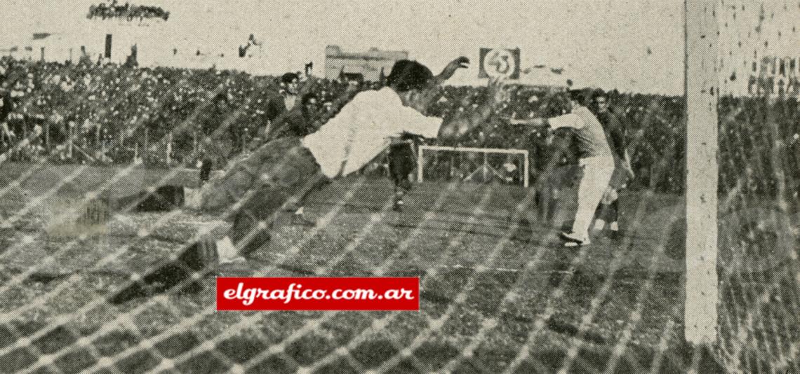 Imagen Pardies se lanza para detener un tiro a un costado de la valla, pero el referee Destaillats, quien actuó acertadamente, cobra off-side contra los rojos. Cerca de 50 mil personas presenciaron este encuentro, que tuvo por escenario el field de Boca