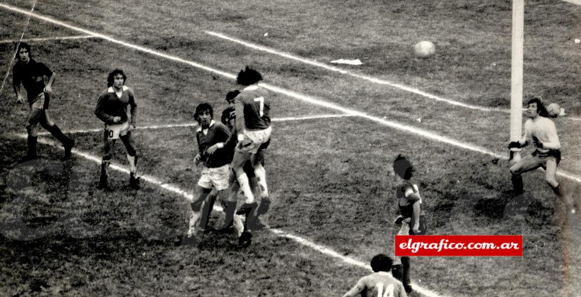 Imagen 22 de julio 1973. Saccardi (el número 7) de cabeza le convierte a Boca en el triunfo 3 a 2. Con la número 10 mira Vidal, que convirtió los dos primeros goles.