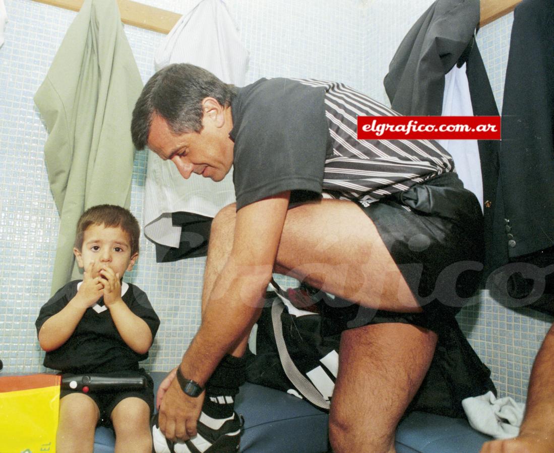 Imagen Con Nicolás, su hijo de tres años, en el vestuario de La Bombonera. Fue la primera vez que el chico pisó una cancha.