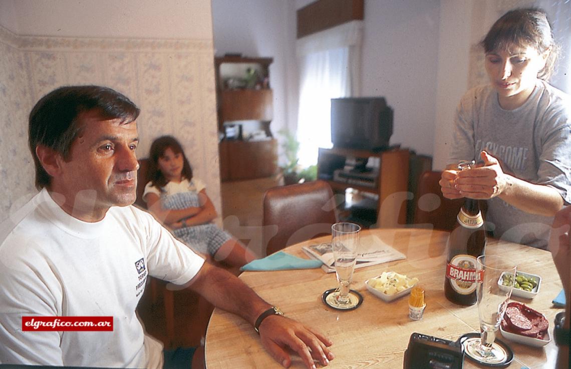 Imagen En su casa de Castelar, habla Ruscio, con su actual mujer, Patricia, detrás.