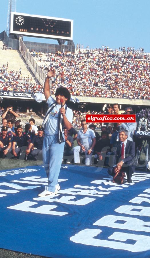 El estadio delira: Maradona saluda a los napolitanos. A sus pies una alfombra celeste con la síntesis de un sentimiento: ¨Gracias Ferlaino Gracias¨.