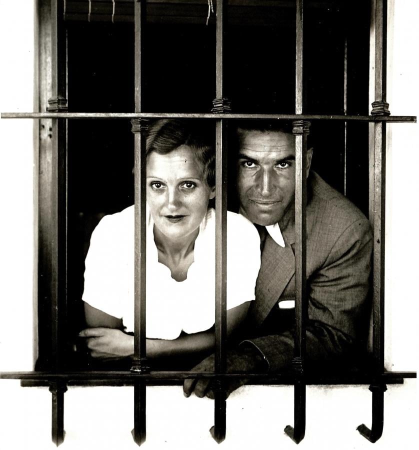 Nolo Ferreira en compañía de su señora esposa junto a la ventana en la que, en las noches de luna, Nolo canta sin mandolina.
