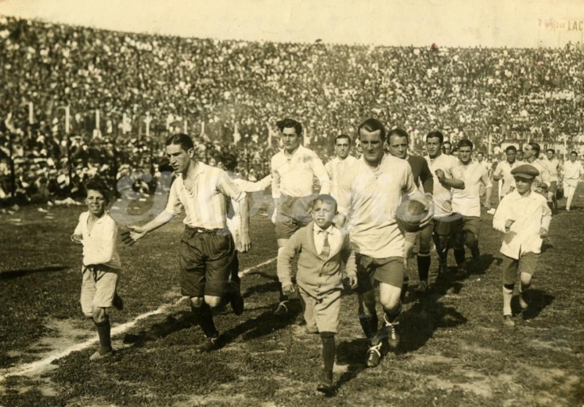 Los capitanes de Argentina, Ferreira, y Uruguay, Nasazzi,encabezan a sus equipos para jugar la final del Sudamericano de 1929 en cancha de San Lorenzo.