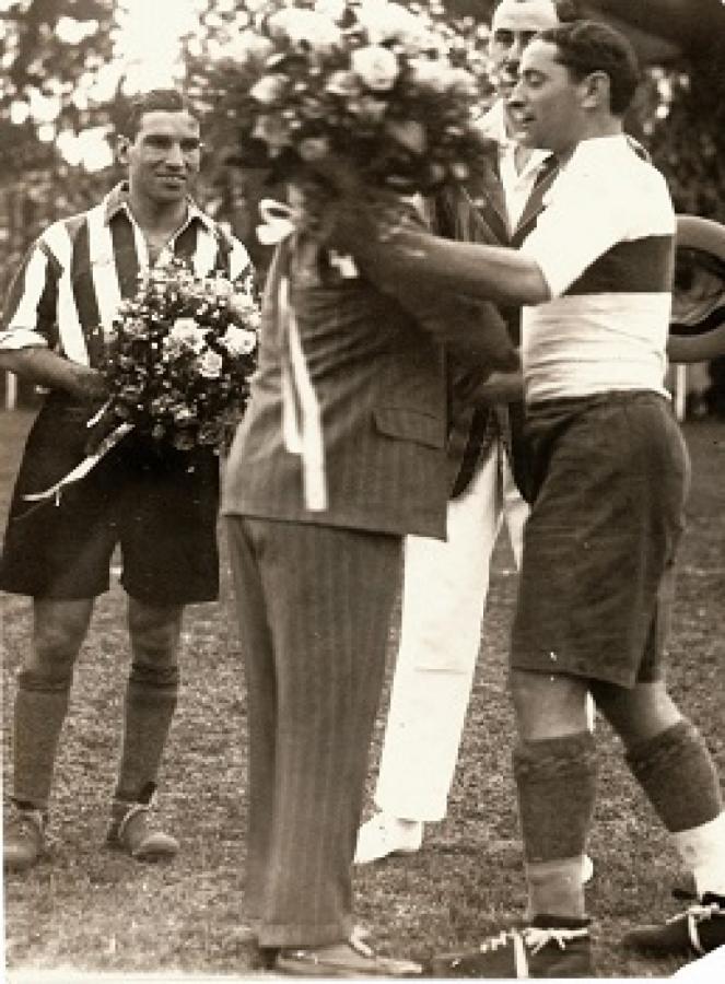 Clásico de La Plata de lujo: antes del partido Manuel Ferreira junto al "Gaucho" Ismael Morgada, uno de los más temibles artilleros de la historia de Gimnasia.