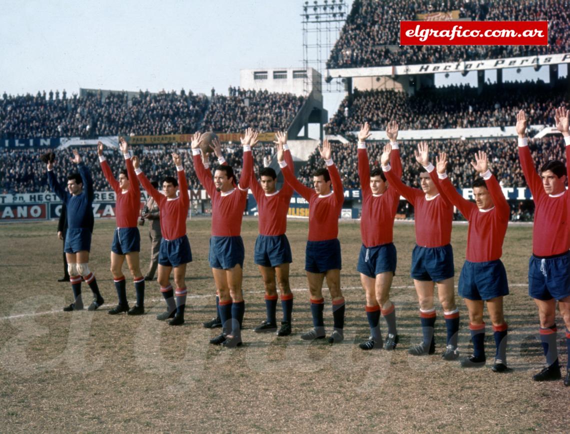 1964. "El saludo fue un invento mío. Entramos a la cancha y fuimos a saludar a las socias con los brazos en alto. Como nos dio suerte, le ganamos a los austríacos por 3-0, lo perfeccionamos y quedó para siempre. (Maldonado)
