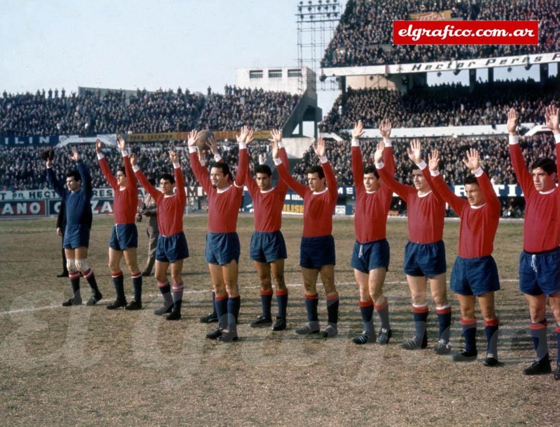 Imagen 1964.  "El saludo fue un invento mío. Entramos a la cancha y fuimos a saludar a las socias con los brazos en alto. Como nos dio suerte, le ganamos a los austríacos por 3-0, lo perfeccionamos y quedó para siempre. (Maldonado) 