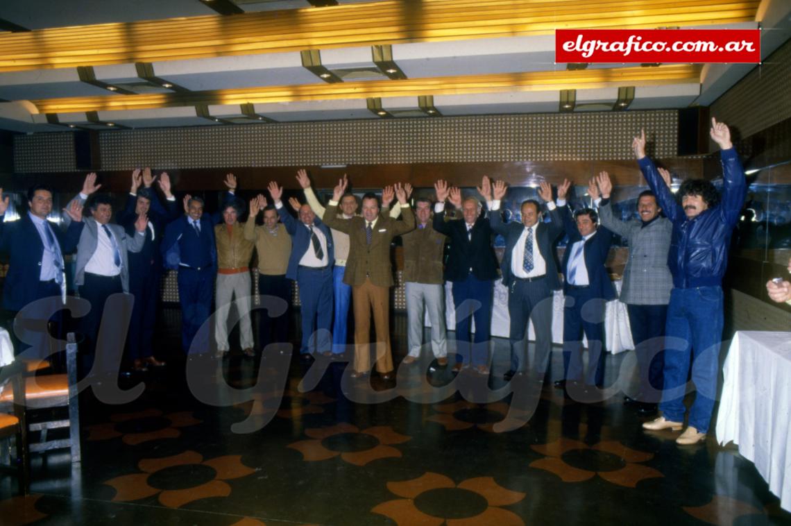 Imagen En 1984 como en 1964 saludando con los brazos en alto: Santoro, Bernao, Guzmán, Acevedo, Santiago, Rodríguez, Mori,Zerrillo, Maldonado, Suárez, Paflik, Rolan, Mura. Ferreiro, De la Mata.