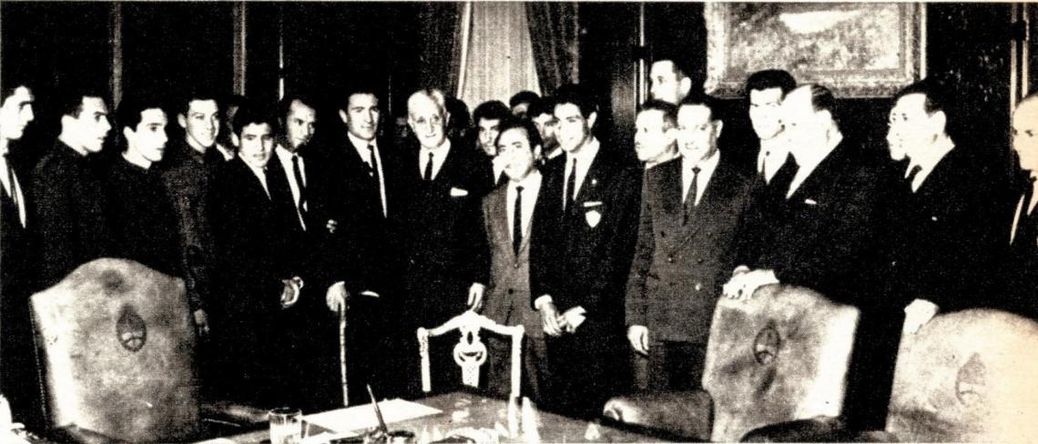 Imagen Luego de obtener la Copa Libertadores de América el plantel de Independiente fue recibido en la Casa de Gobierno por el entonces presidente de la Nación, doctor Arturo Umberto Illia