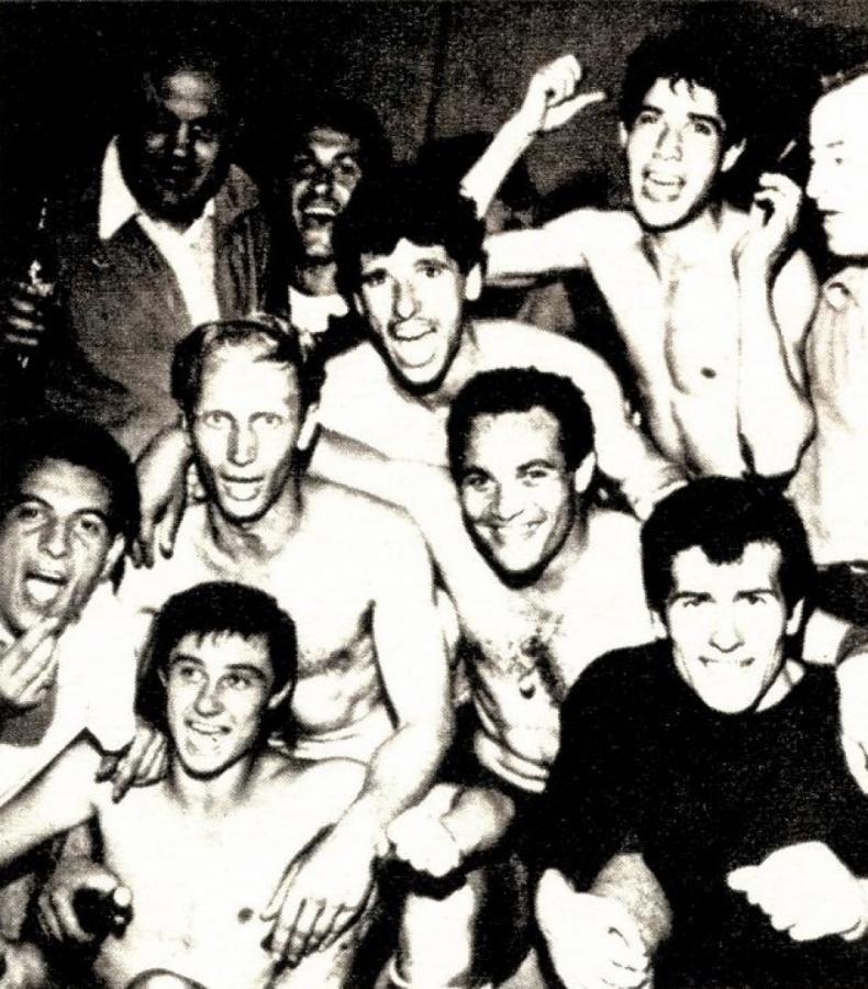 Imagen Aquí empezó la historia. Independiente se clasifica campeón de la AFA, el 24 de noviembre de 1963. Los festejos de Conigliaro, Mura, Paflik, Decaria, Rolan, Ferreiro, Toriani, Savoy y Nilo Bonell.
