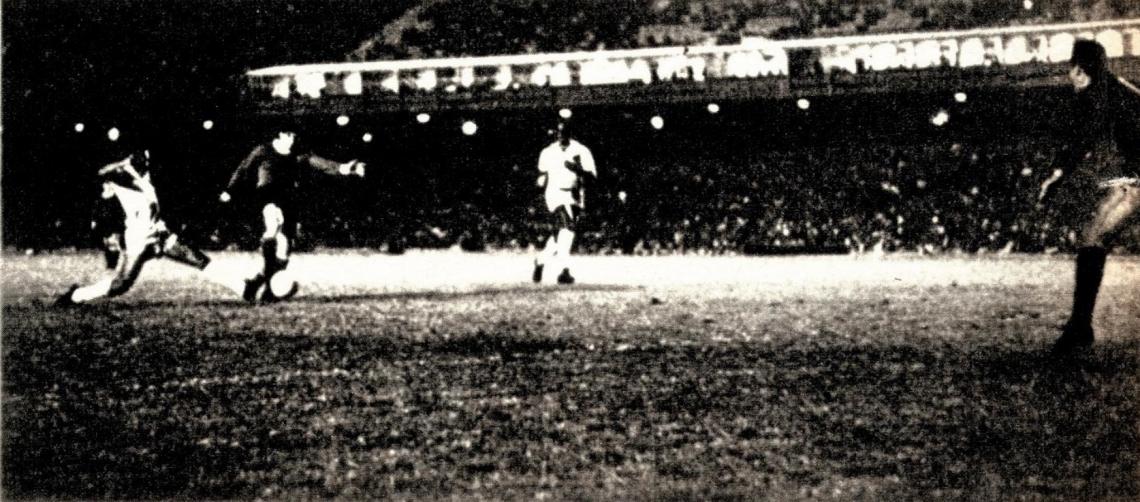 Imagen El golazo de Luis Suárez, en Maracaná, para sellar la victoria de los rojos sobre el Santos. Fue sobre la hora, Independiente daba un gran paso para ganar la Copa. Suárez, ese día, cumplía 26 años.