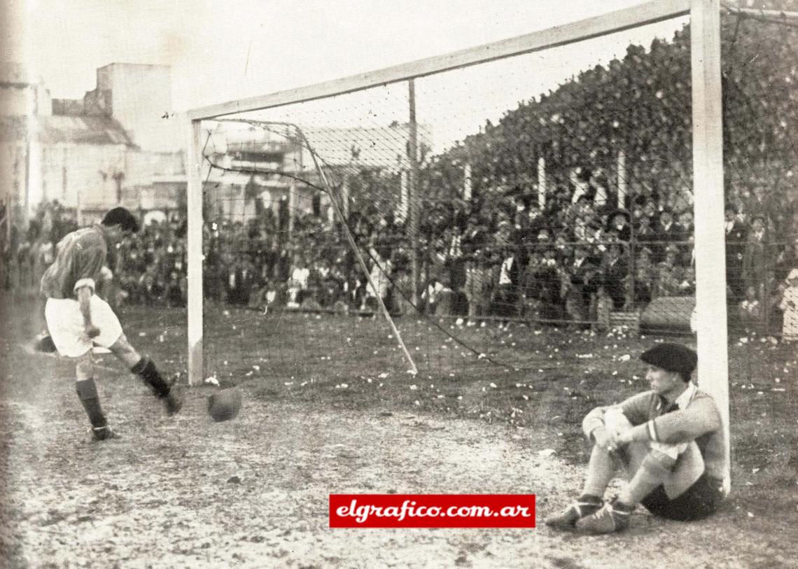 Imagen Después de ¨gambetear¨ a toda la defensa rival, Magán marca el sexto goal dirigiendo un furibundo shot hacia el lado opuesto al que ocupaba el arquero, dejándolo sin chance.