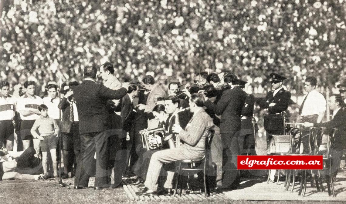 Imagen Durante el descanso que precedió al segundo tiempo del match San Lorenzo – Gimnasia, una orquesta típica amenizó la reunión. Como se ve, el sainete fue con música y todo.