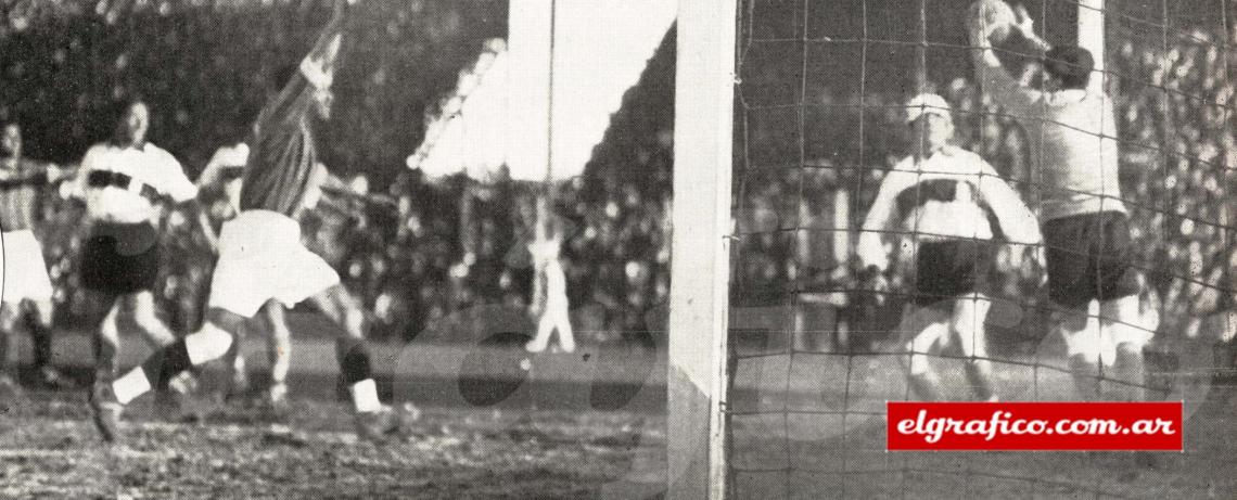 Imagen La jugada que el referee sancionó como el tercer goal de San Lorenzo, fallo que originó la protesta de los visitantes. Es evidente que Herrera detiene la pelota fuera del arco. El juez dice que aquel llevó las manos hacia atrás, introduciéndola en la red.