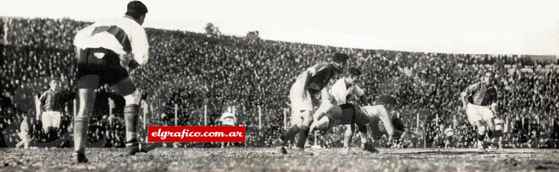 Imagen Otra notable salvada de Herrera, que había abandonado resueltamente el arco ante una carga de Arrieta, García y Petronilho. San Lorenzo triunfó por 7 a 1, si bien los cuatro últimos goals los marcó teniendo a sus rivales como espectadores.