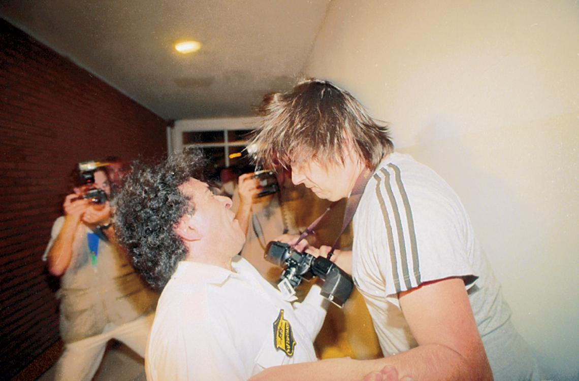 Una escena de la guerra desatada en la clínica Fleni por retratar a Maradonas. Un fotógrafo de la agencia DyN se enfrenta a un custodio.