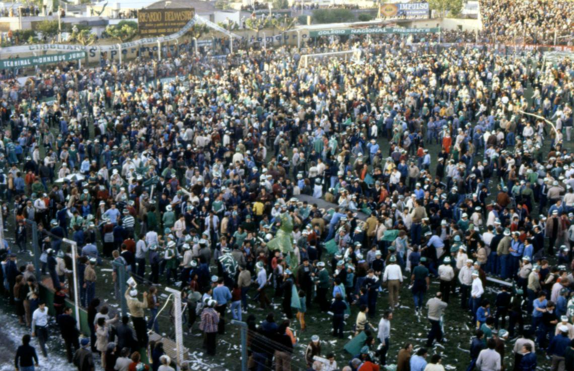 Imagen Impresionante. Miles de personas invadieron el campo de juego al finalizar el partido. Los jugadores se pierden entre la multitud. Junín vivió momentos inolvidables.