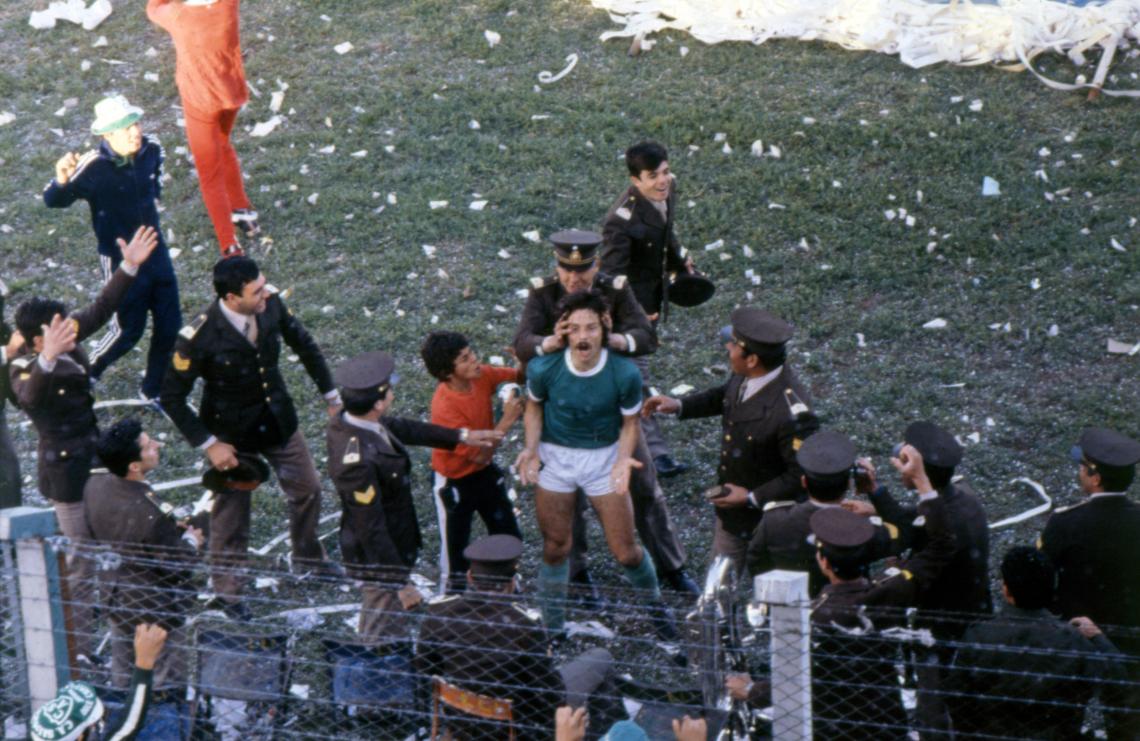Imagen Iglesias acaba de convertir el segundo gol y lo ofrenda a la hinchada. Los integrantes de la banda que ejecutaron el Himno se asocian al festejo.