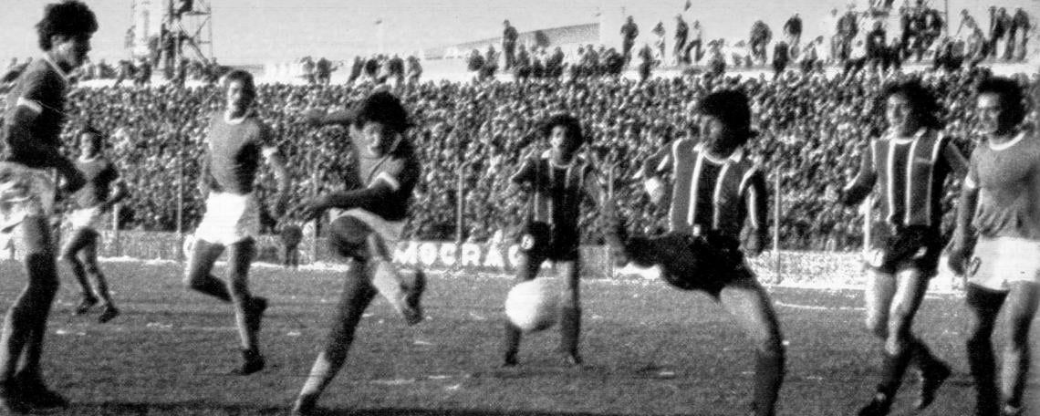 El gol que aseguró el campeonato. José Raúl Iglesias fusila a Pelayes en la puerta del área chica a pesar del esfuerzo de Vallejos. Faltaban tres minutos para el final.