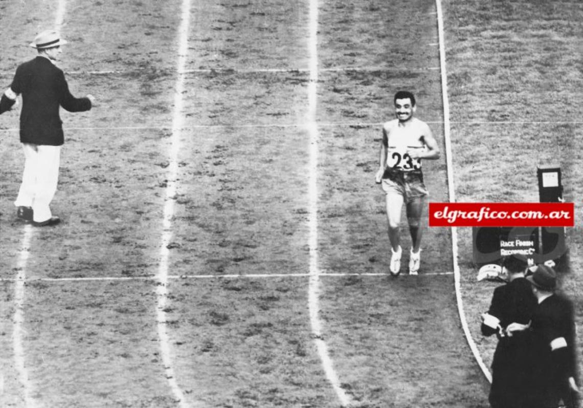 Delfo Cabrera cruza la línea de meta, ha conseguido toda una proeza para el deporte argentino.