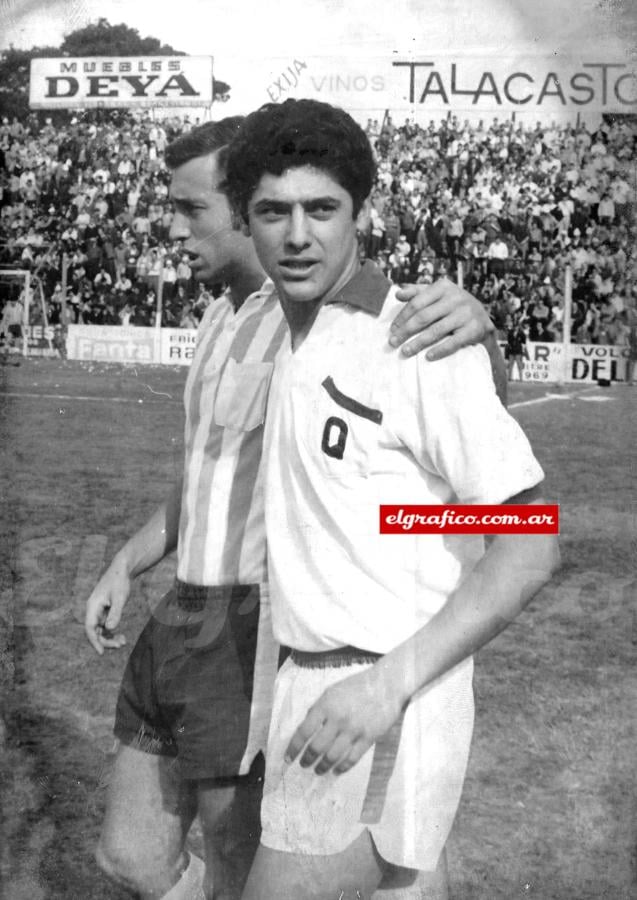 Imagen Saludandose con Quique Wolf en un duelo frente a Racing.
