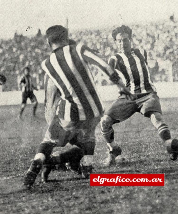 Imagen El avance de Cherro atrae a varios defensores, obstinados en despojarlo de la pelota, lo que finalmente consiguen Juan Carlos Iribarren y Balvidares.