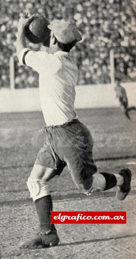 Imagen Poggi, guardavalla de River, abandona el arco para cortar el centro. Poca suerte tuvo este jugador. Le marcaron el segundo tanto con un tiro libre hecho desde 45 metros de distancia.