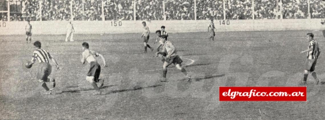 Boca lleva un ataque por el ala izquierda. Cherro acaba de hacerle un pase a Alberino que se deja aventajar por Peucelle, que ha ido en ayuda de su defensa.