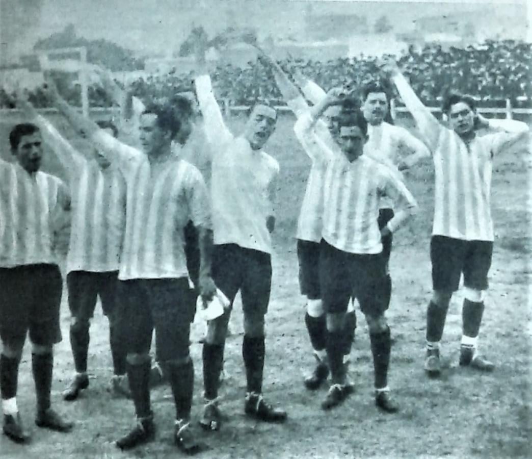 Imagen En esta fotografía histórica del Racing glorioso aparece Ochoita entre el arquero Devoto y el half Alfredo López, delante de los zagueros Barreto y Reyes. En primer término, con el sombrerito en la mano, Alberto Ohaco, el "anagrama" de Ochoa,