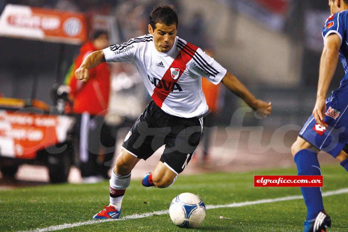 Encarador, aquí frente a Godoy Cruz. Sus movimientos hacen recordar a Marcelo Salas.