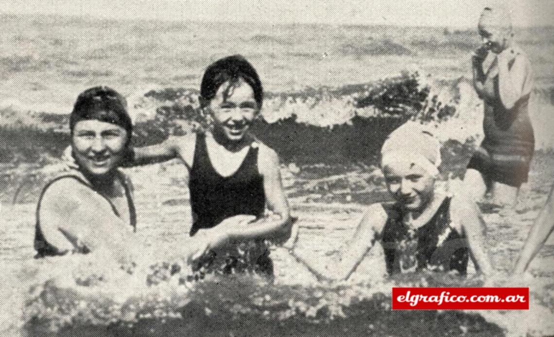 Imagen La playa de Vicente López también tiene su geniecito. Bañistas jugando con olas tan corcobeadoras como las de Mar del Plata. ¨Lástima que no se bañe una andaluza para que fueran saladas¨…