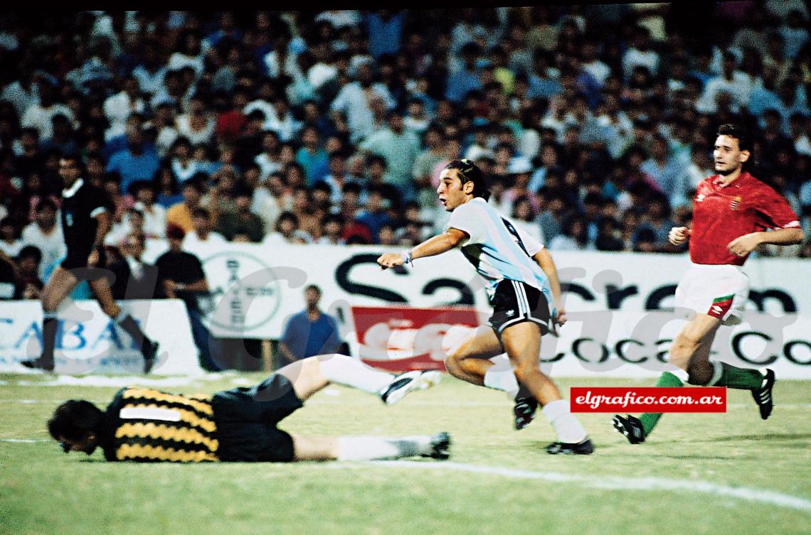Su gol en el debut del Coco Basile en la Selección, el 2-0 ante Hungría.