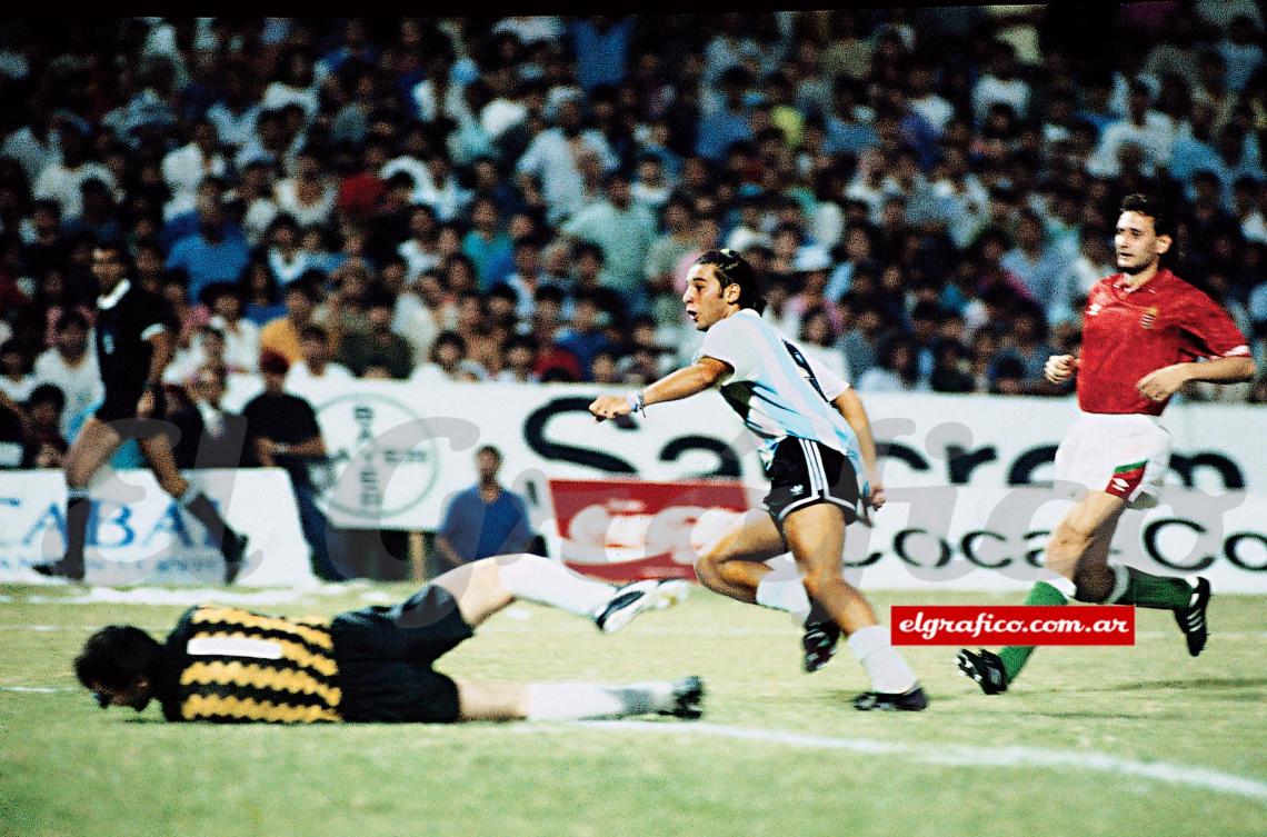 Imagen Su gol en el debut del Coco Basile en la Selección, el 2-0 ante Hungría.