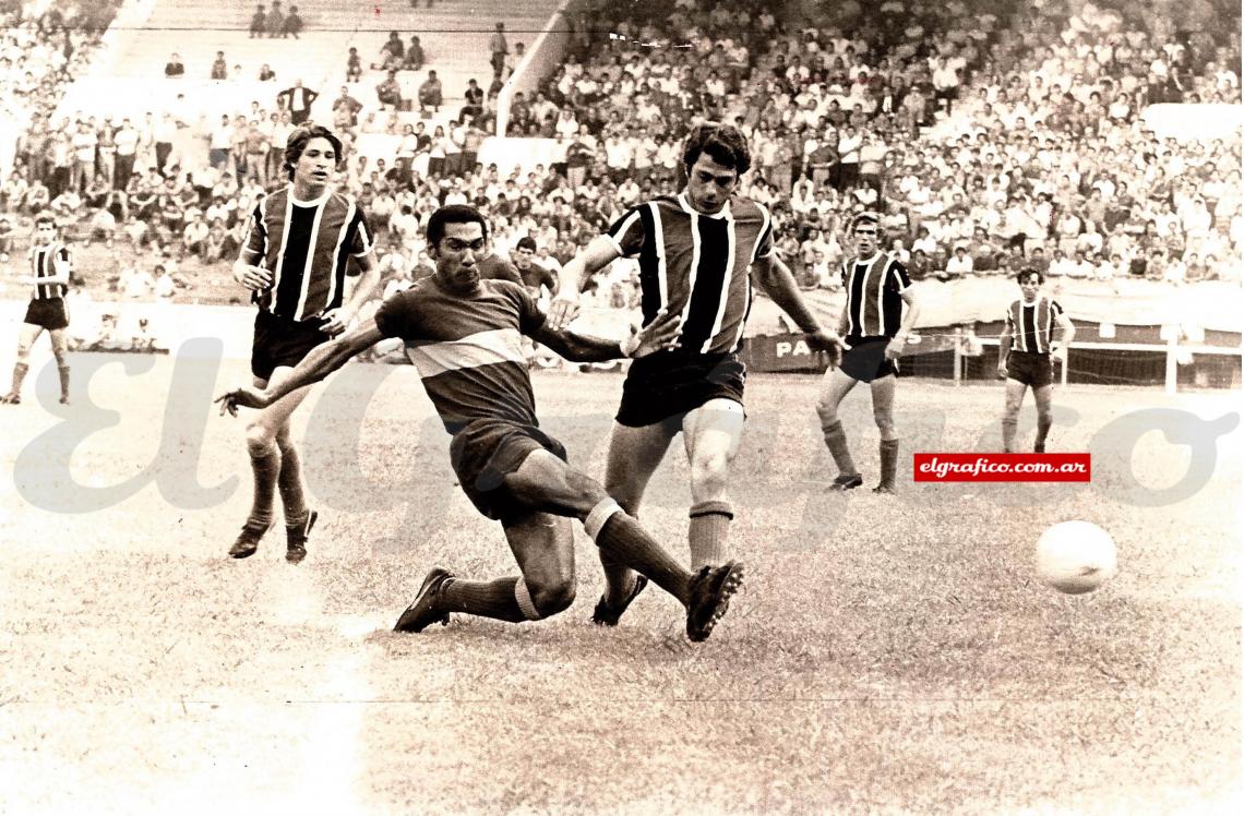 Imagen "¡Disculpe…! Pero tengo que quitarle la pelota", parece que le dijiera Meléndez a Marcos, de Chacarita en 1971.