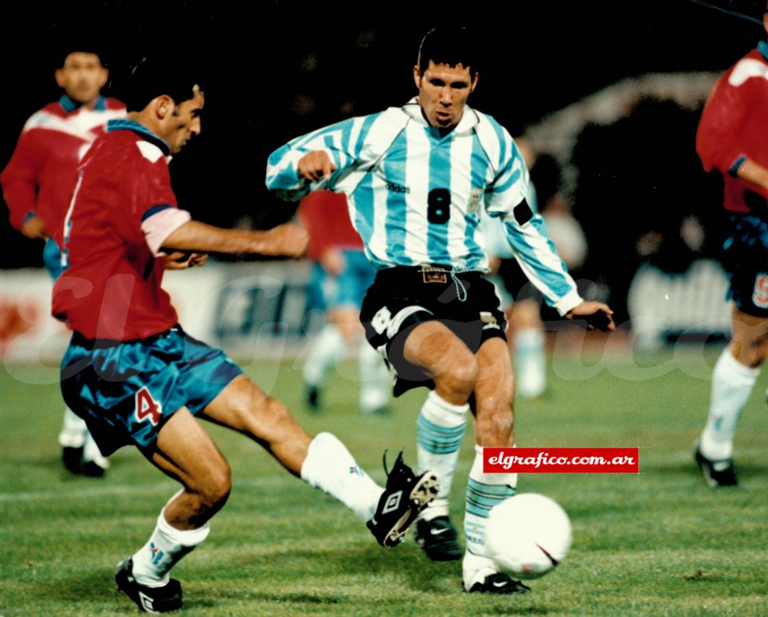Simeone disputa la pelota con gran intensidad ante Miguel Ponce.