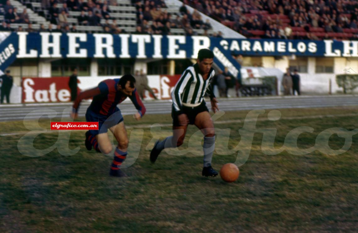 Imagen Garrincha en cancha de River. Un partido Botalogo-Barcelona. Y para enloquecer más a su marcador, un desborde por adentro. 