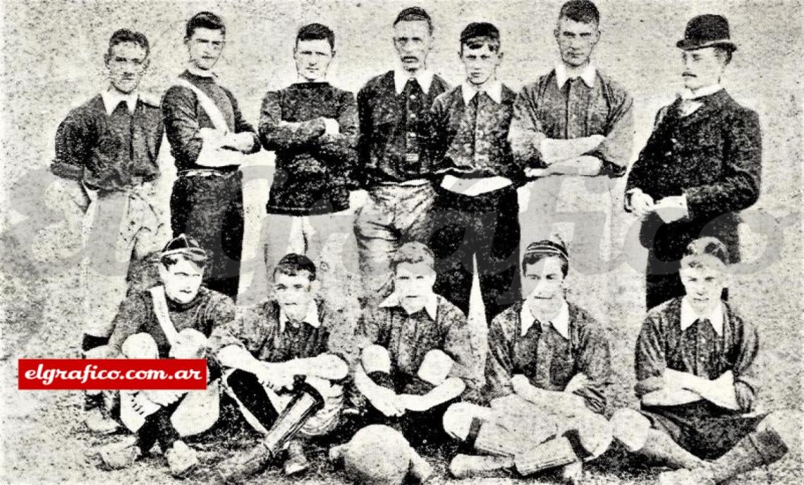 Imagen EL team de Lomas en 1892. De pie: P. Bridge, P. Rath, C. D. Moffatt, J. Hall, W. Leslie P. Bridger, Mac Ewan . Sentados: F. Jacobs, G. Leslie, C. H. Reynolds, A. Lamont y W. Cowes.