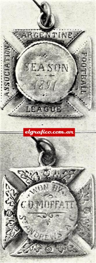 Imagen Anverso y reverso de la medalla ganada por los primeros campeones del fútbol porteño, en el año 1891.