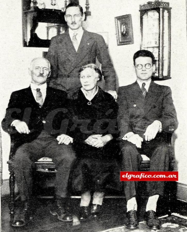 Imagen 1934. El señor Charles Moffatt , junto a su señora esposa y a dos de sus hijos, Eduardo y Ronald. El premio obtenido 43 años atrás, y que luce en la vieja fotografía de su juventud, también aparece en ésta. 