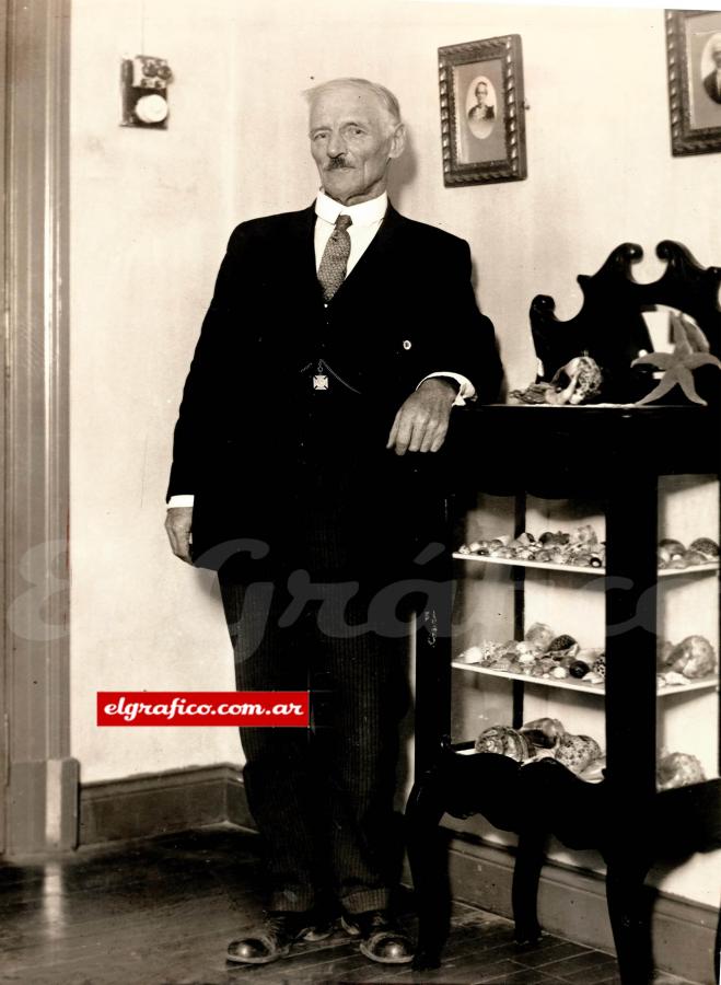 Imagen Charles Douglas Moffatt posa para El Gráfico junto a su vitrina de trofeos. Nació en Londres en 1870 y falleció en Buenos Aires en 1953.